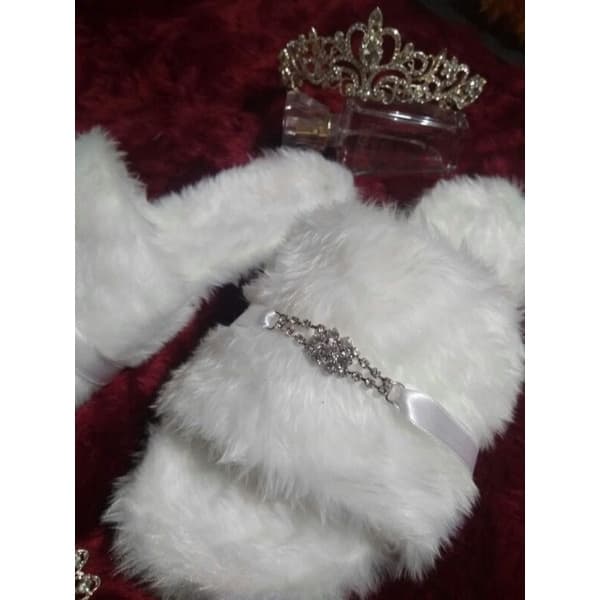 Almofada de pelúcia branca com coroa e cinto de strass para ocasiões especiais