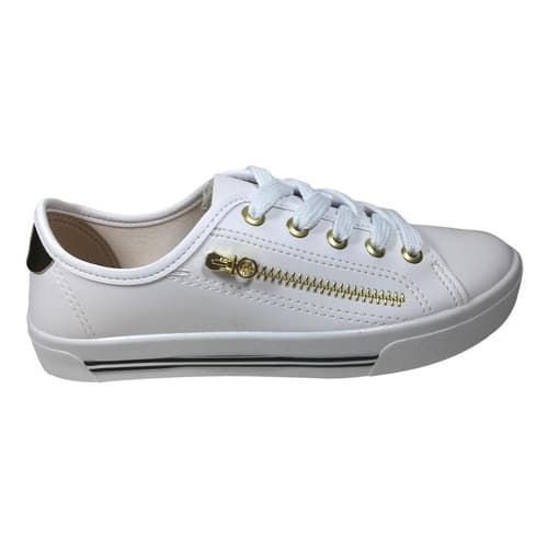 Tênis feminino branco com detalhes dourados, zíper e fivelas de metal, isolado em fundo branco