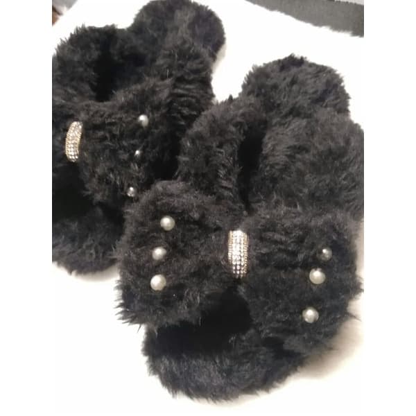Chinelos de pelúcia pretos com strass e pérolas brancas