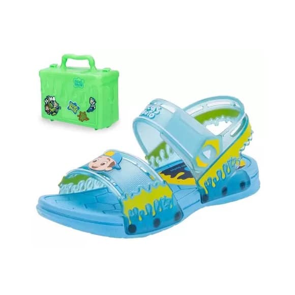 Sandália infantil azul e amarela com adesivos de personagens e maleta verde com adesivos