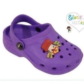 Sandália infantil lilás com estampa de personagem, furos circulares e botão na tira, marca Elans VESTIk!