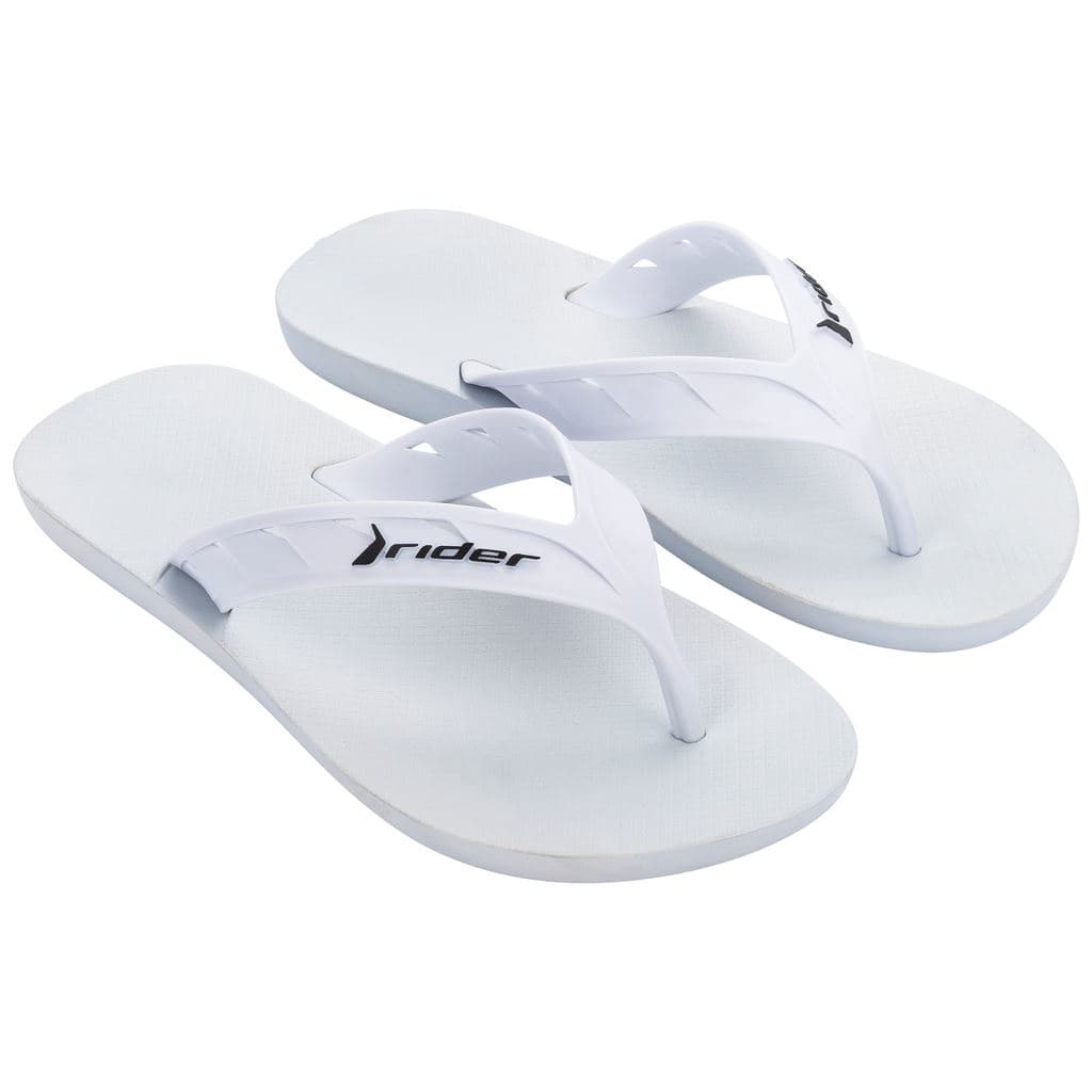 Chinelos brancos da marca Rider, modelo Street, para adultos masculinos, contra fundo branco.