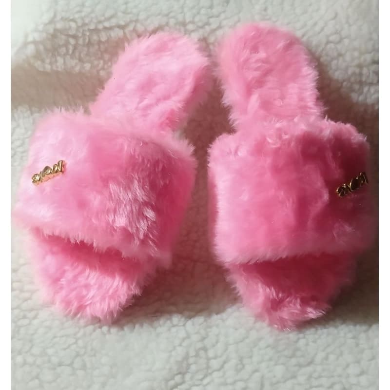 Par de chinelos rosa de pelúcia com detalhes dourados