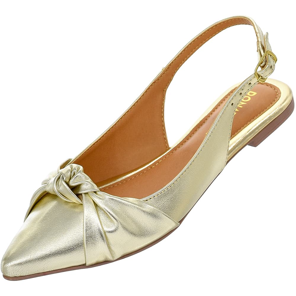 Sapatilha dourada com laço, estilo slingback, sola marrom, tira fina no tornozelo, reflexiva e brilhante