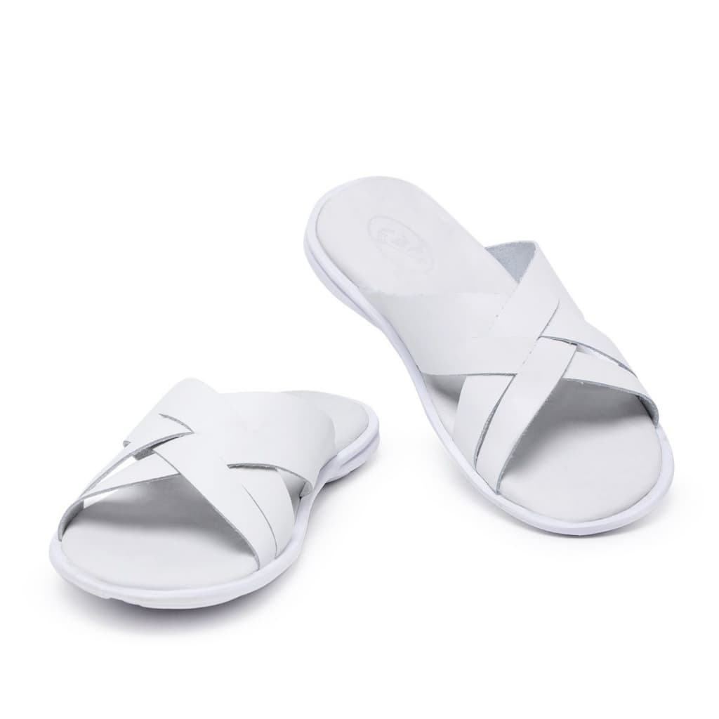 Par de chinelos brancos com tiras em cruz, confortáveis e elegantes, isolados em fundo branco.