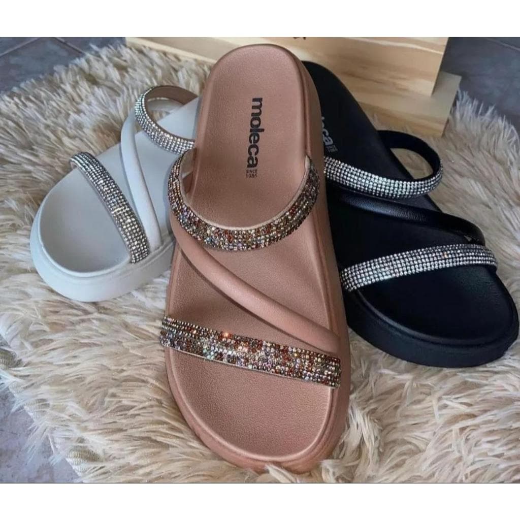 Sandálias chinelo flatform Moleca com strass em rosa, branco e preto sobre pele sintética
