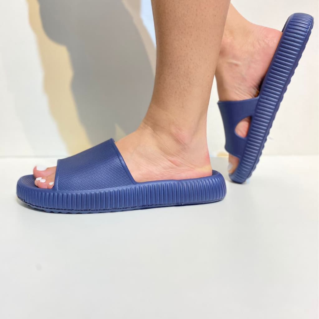 Chinelo azul com sola elevada e textura antiderrapante