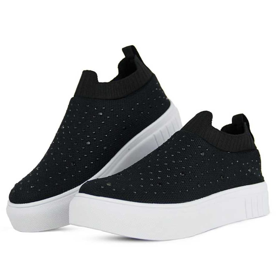 Tênis preto com strass e sola branca, confortáveis e estilosos.
