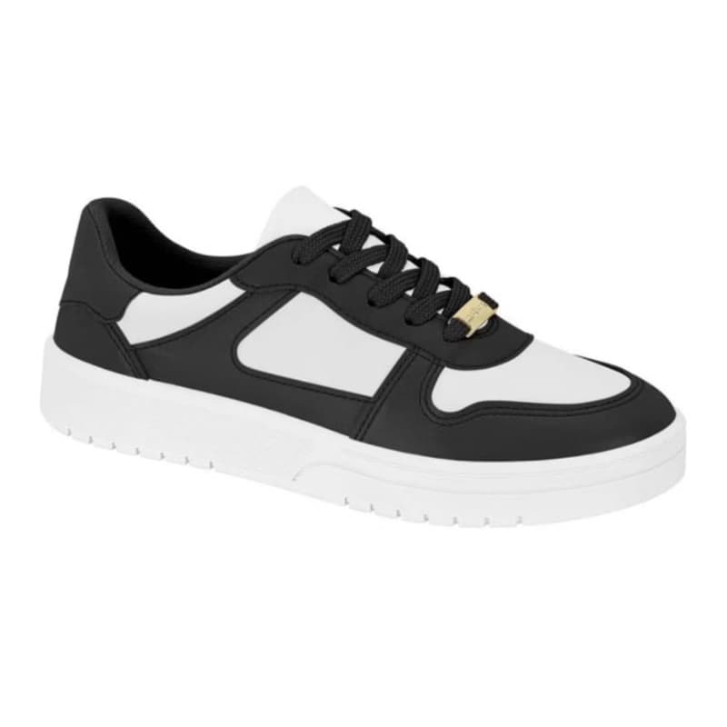 Tênis Moleca branco e preto com sola grossa e detalhes em ouro, ângulo frontal, fundo branco.