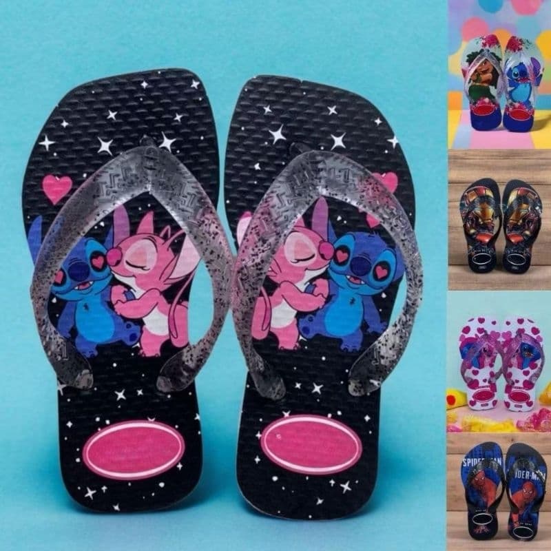 Chinelos infantis com estampa de Lilo e Stitch, pretos com detalhes em rosa e azul, fundo azul claro.