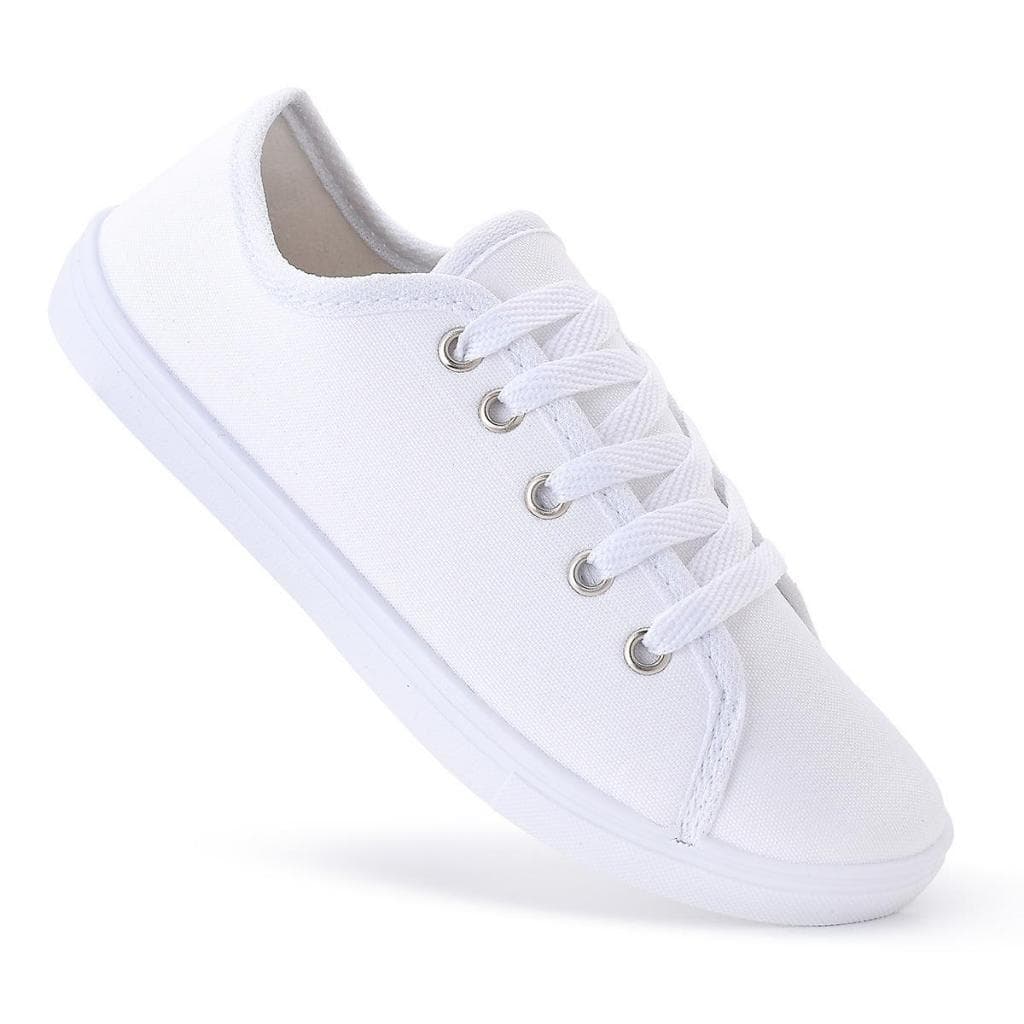 Tênis feminino casual branco com cadarços prateados, ângulo frontal, isolado em fundo branco.