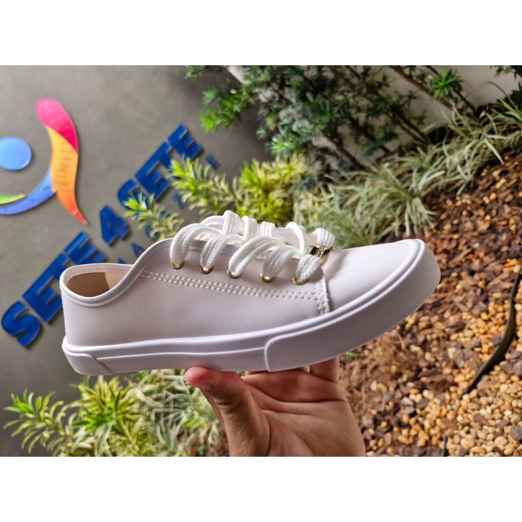 Tênis flatform branco com cadarço, confortável e leve para passeio, mostrado de frente.