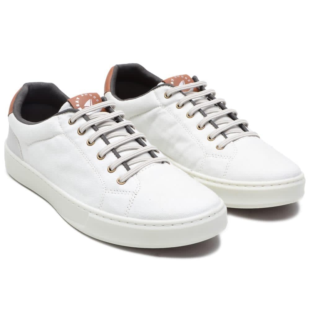Sapatênis masculino branco com detalhes em marrom e emblema, contra fundo branco