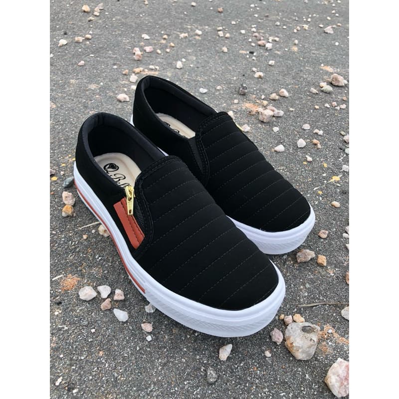 Tênis slip on feminino casual com zíper, preto com detalhes brancos e vermelhos