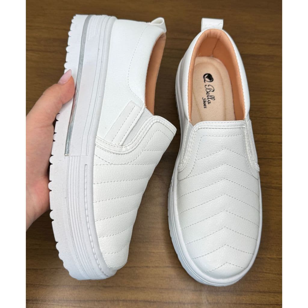 Sapatilhas femininas brancas slip on com sola grossa e interior rosa