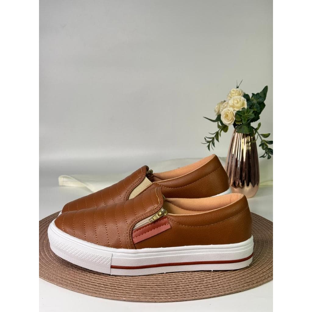 Tênis slip-on feminino marrom com zíper lateral e sola branca