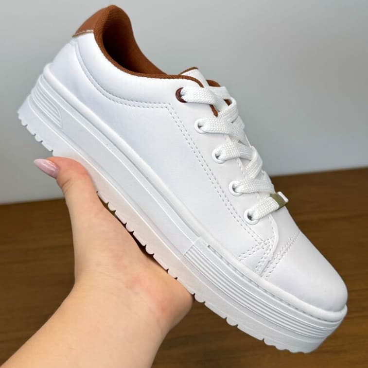 Tênis branco com sola grossa e detalhes marrons