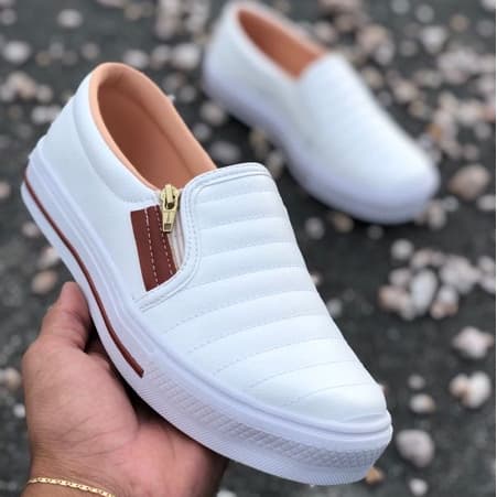 Tênis feminino slip-on branco com detalhes marrom e sola branca