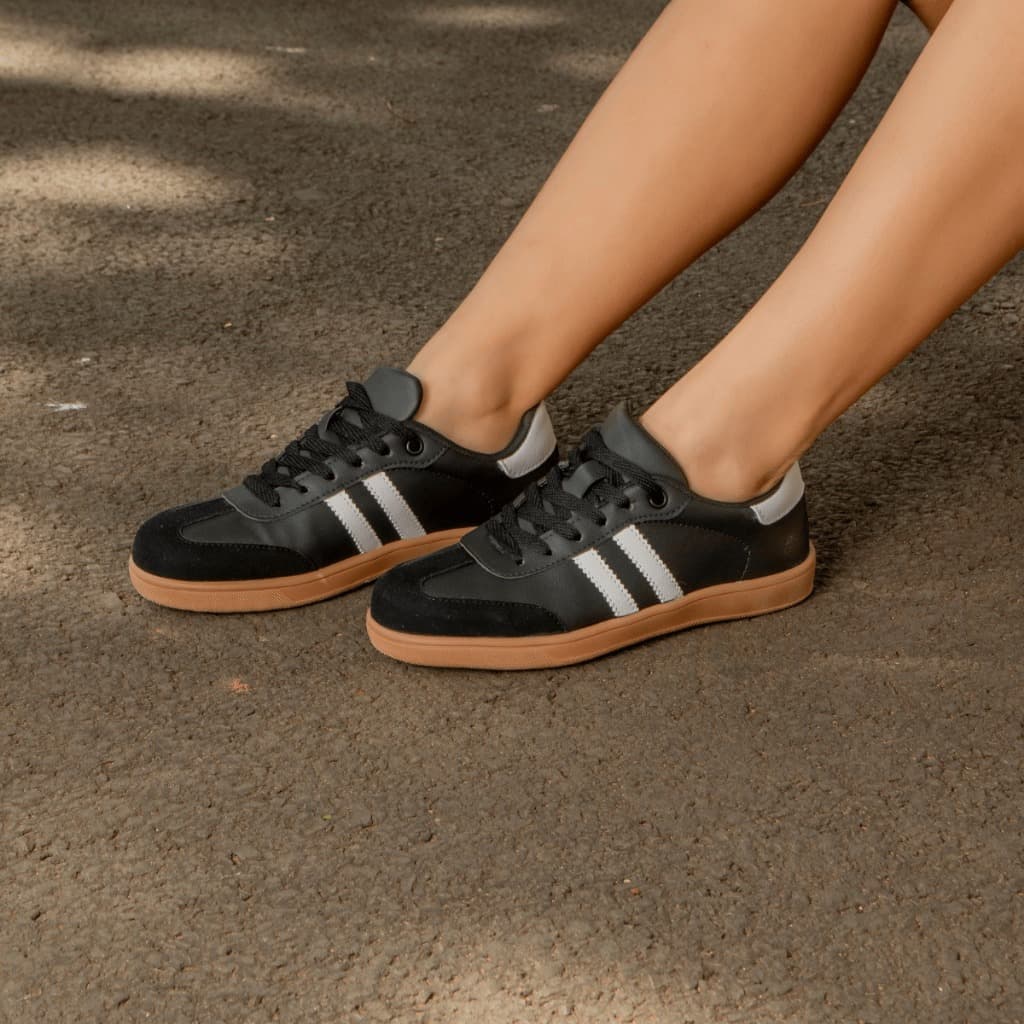 Tênis feminino Adidas preto com sola marrom