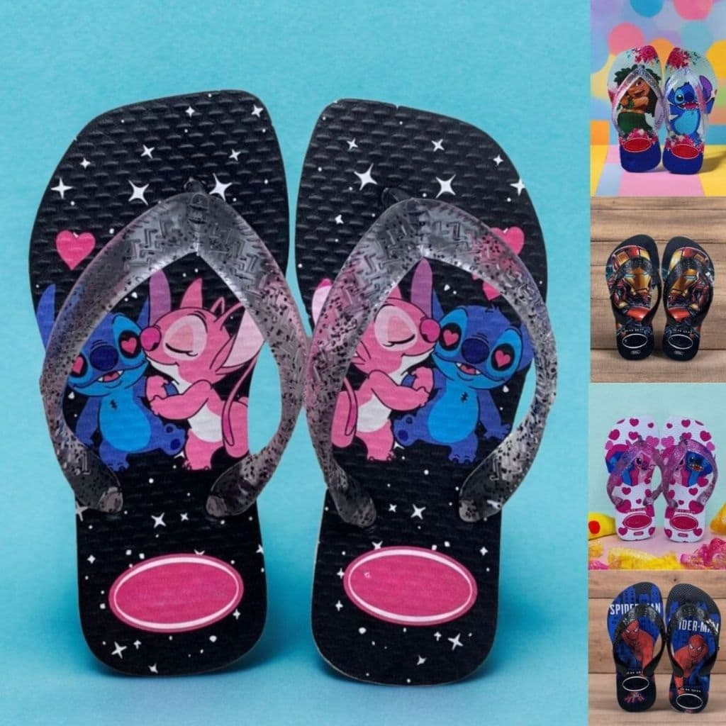 Chinelos infantis com personagens de desenho animado, fundo preto com estrelas e corações rosa