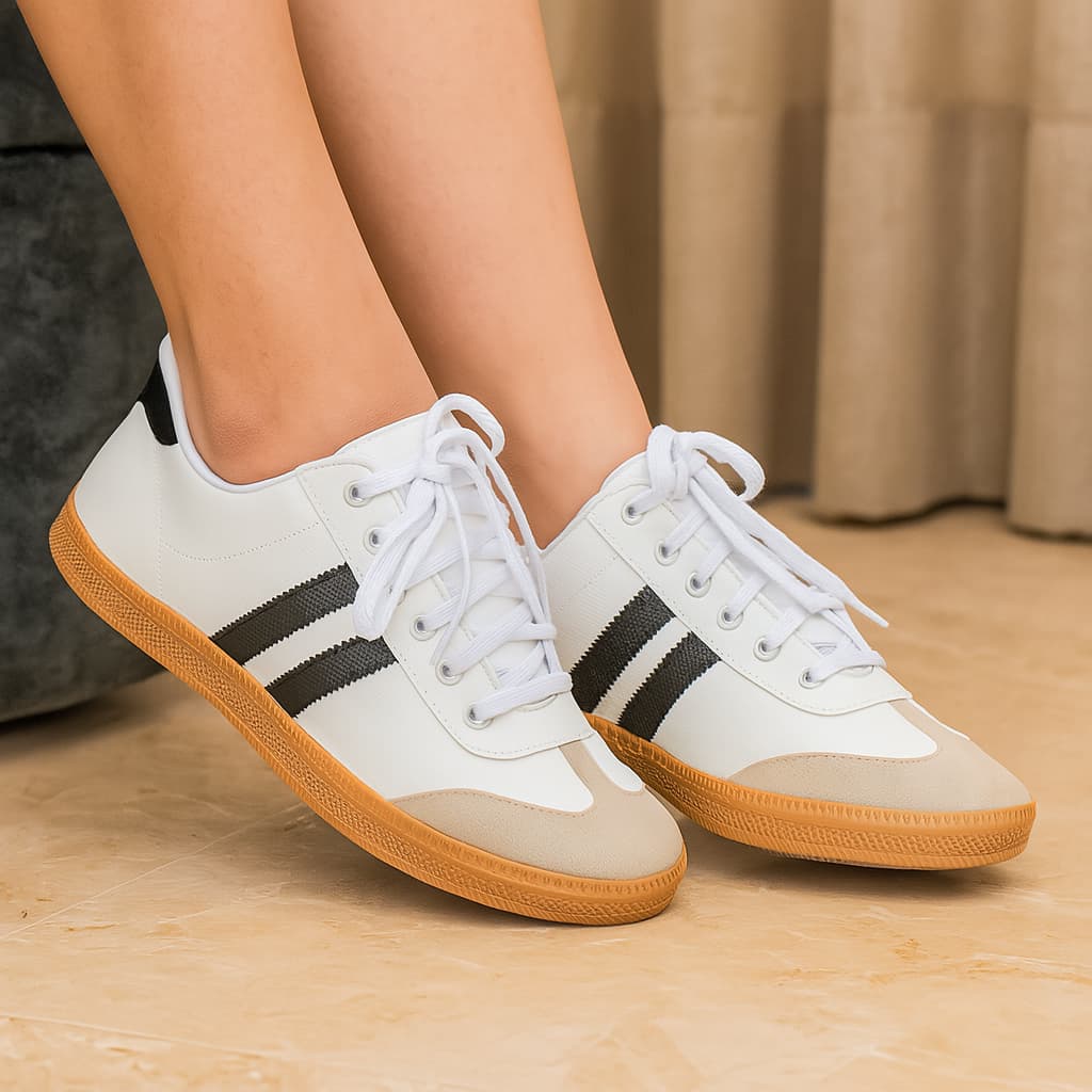 Tênis feminino casual branco com detalhes pretos e sola laranja