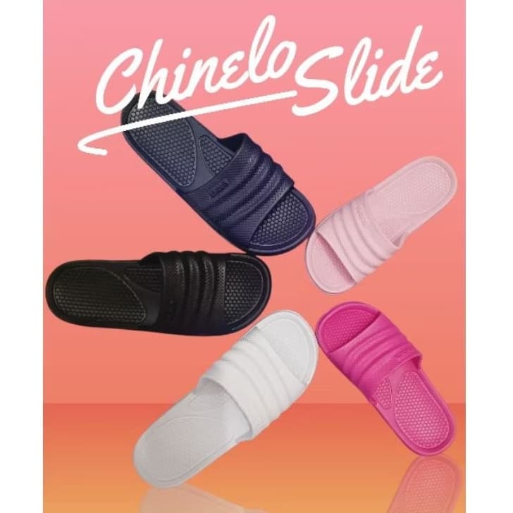 Cinco chinelos slide em azul escuro, preto, branco, rosa claro e rosa escuro com design ortopédico e sola antiderrapante.