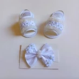 Sandália e Tiara branca com flores e pérolas para bebê N°15 Sandália e laço infantil feminino.
