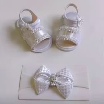 Sandália e Tiara laço faixa de cabelo para bebê cor Branca com pérolas N°17 Sandália lacinho bebê.