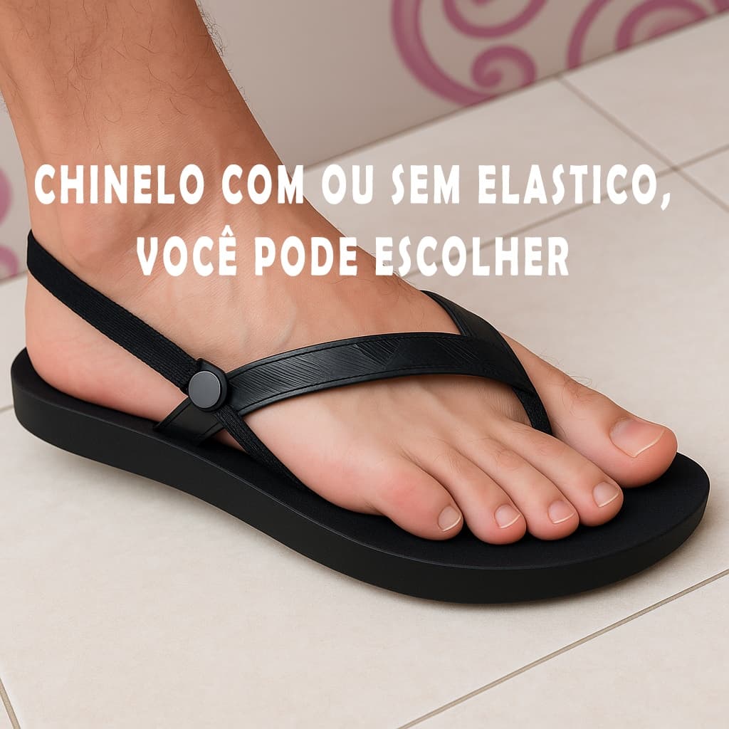 Chinelo preto com tiras elásticas, pé colocado, fundo de azulejo branco, texto 'Chinelo com ou sem elástico, você pode escolher'.