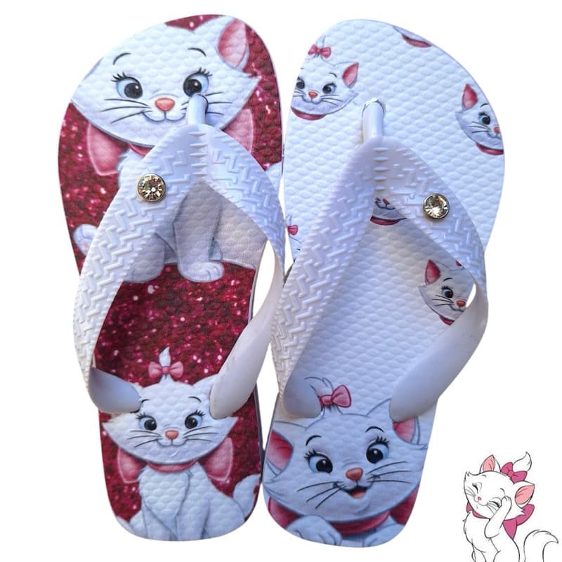 Chinelos infantis com estampa de gatos brancos, fundo vermelho, arco rosa e diamantes.