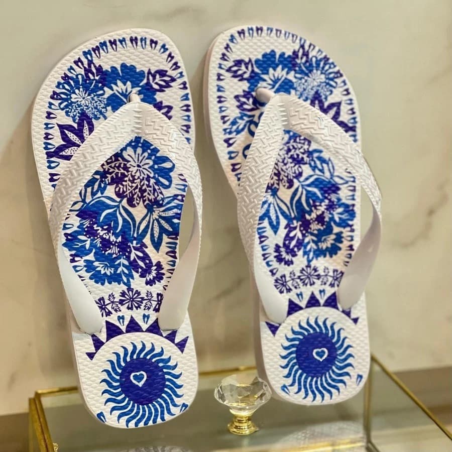 Par de chinelos femininos com estampa floral azul e branco