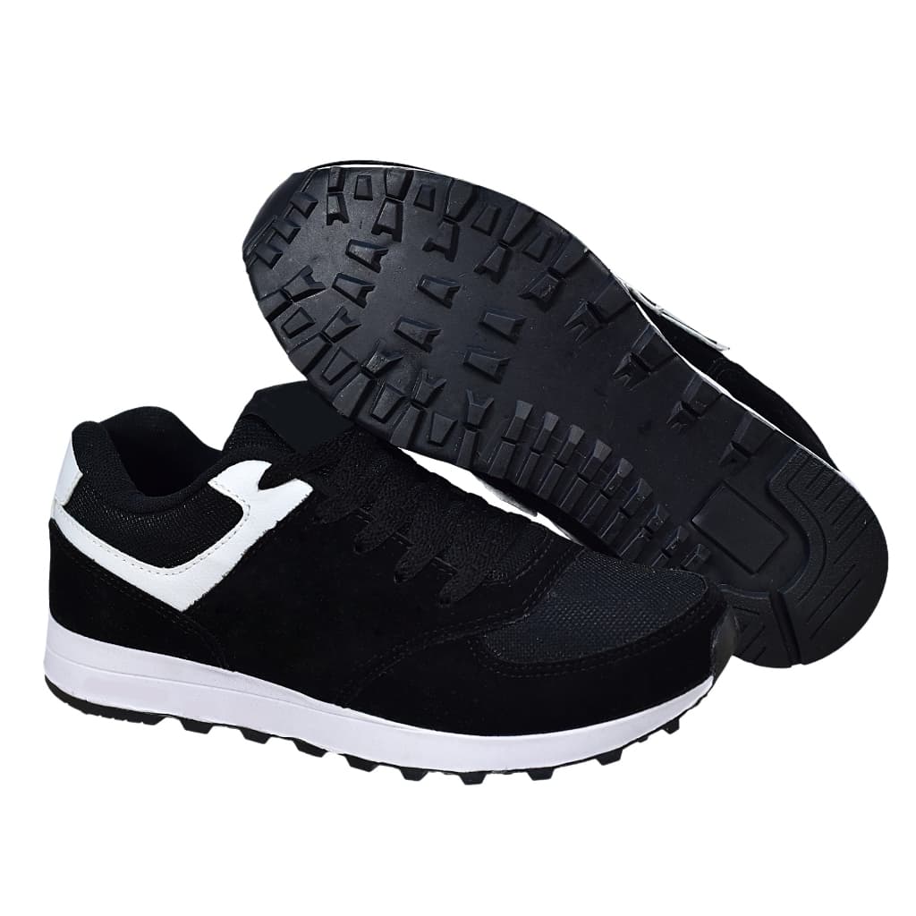 Tênis esportivo preto e branco com sola de borracha, ideal para caminhada e academia