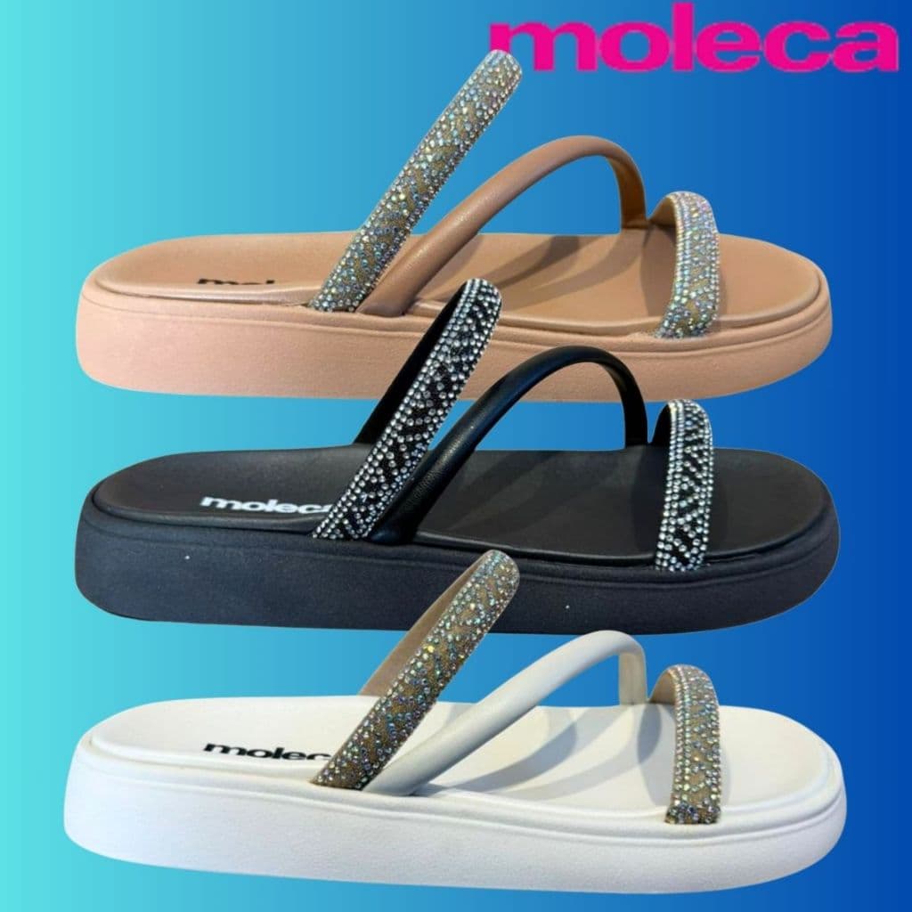 Sandálias Moleca com strass, bege, preto e branco, fundo azul.