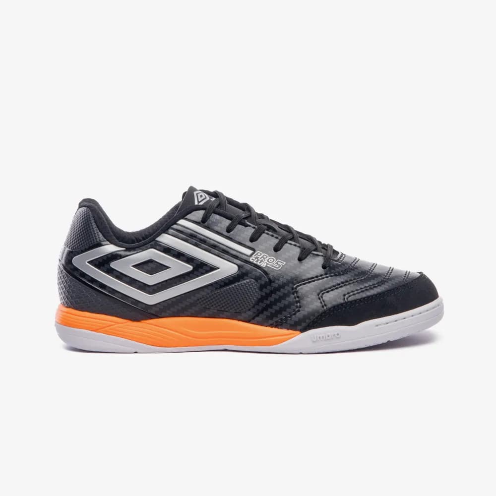 Chuteira de Futsal Masculina Umbro Pro 5 Bump Club, preta com detalhes em cinza e laranja, logotipo da Umbro visível.