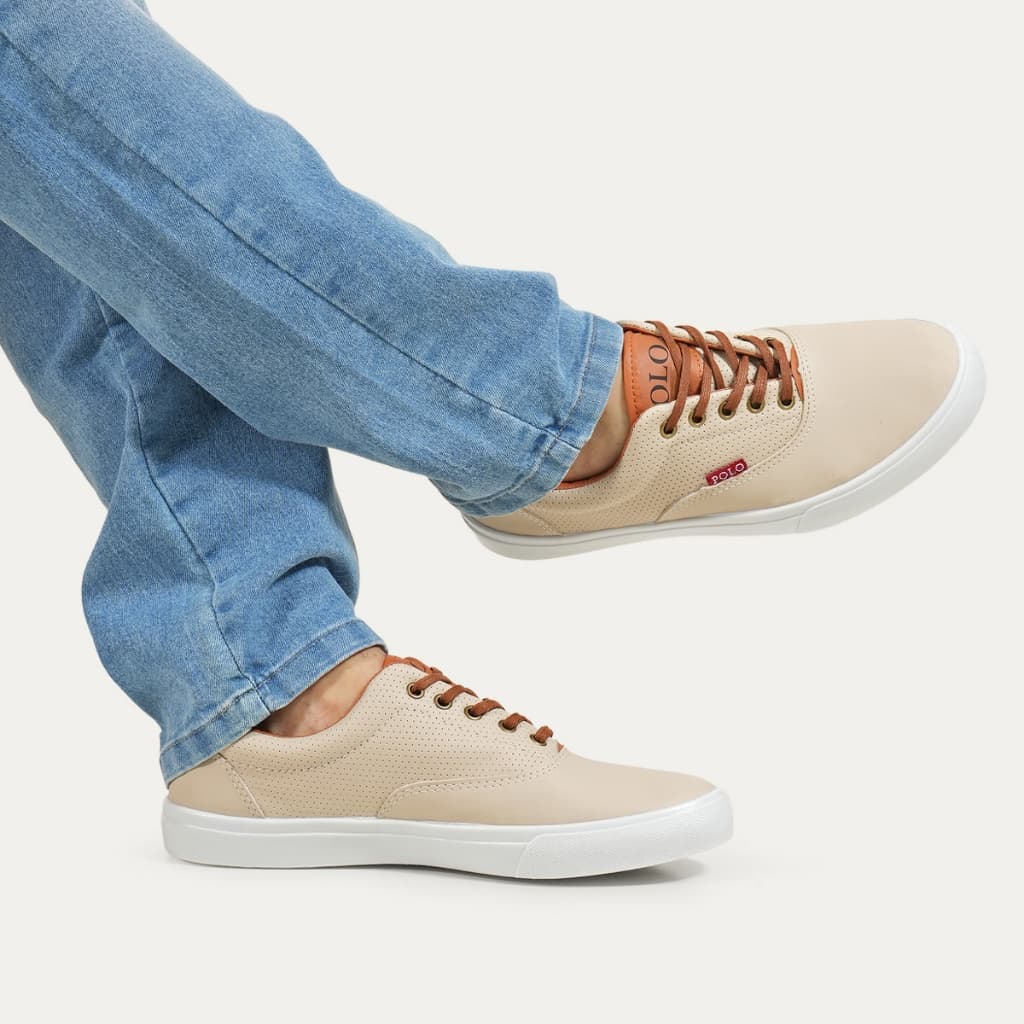 Tênis casual masculino bege com sola branca e detalhes em marrom