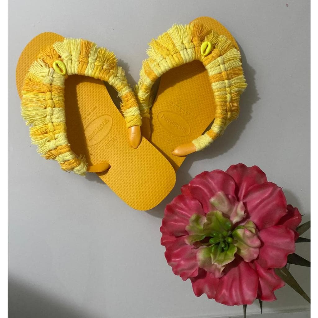 Chinelos Havaianas customizados amarelos com franjas e flor rosa artificial