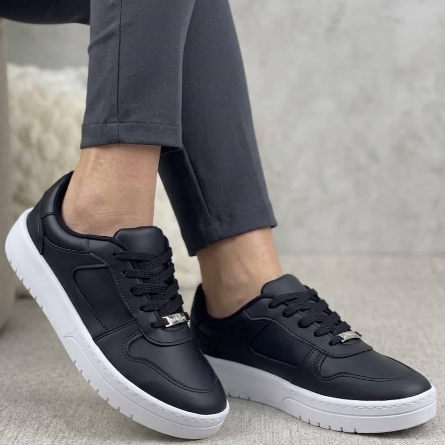 Tênis casual preto com solado branco e zíper prateado