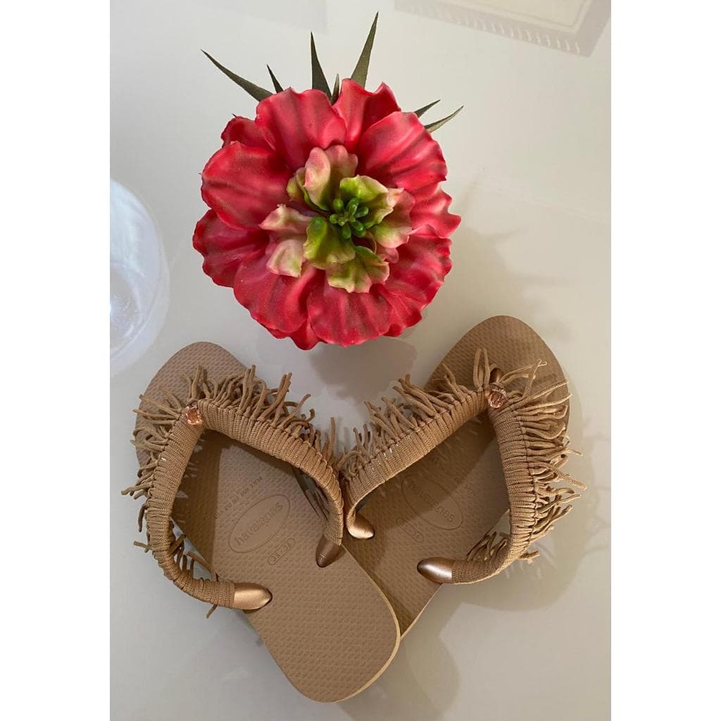 Chinelos Havaianas customizados com franjas e apliques dourados