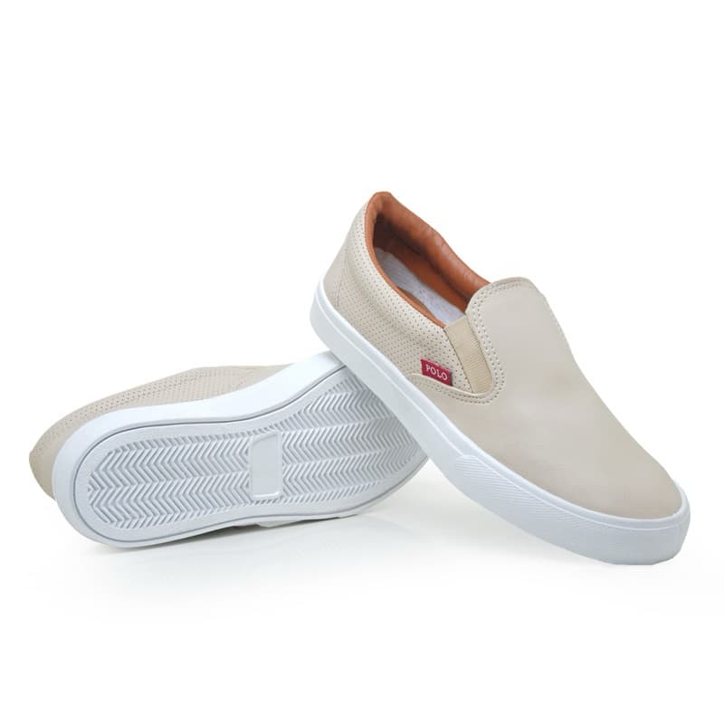 Tênis slip on masculino e feminino cor bege com sola branca e logo YOLO