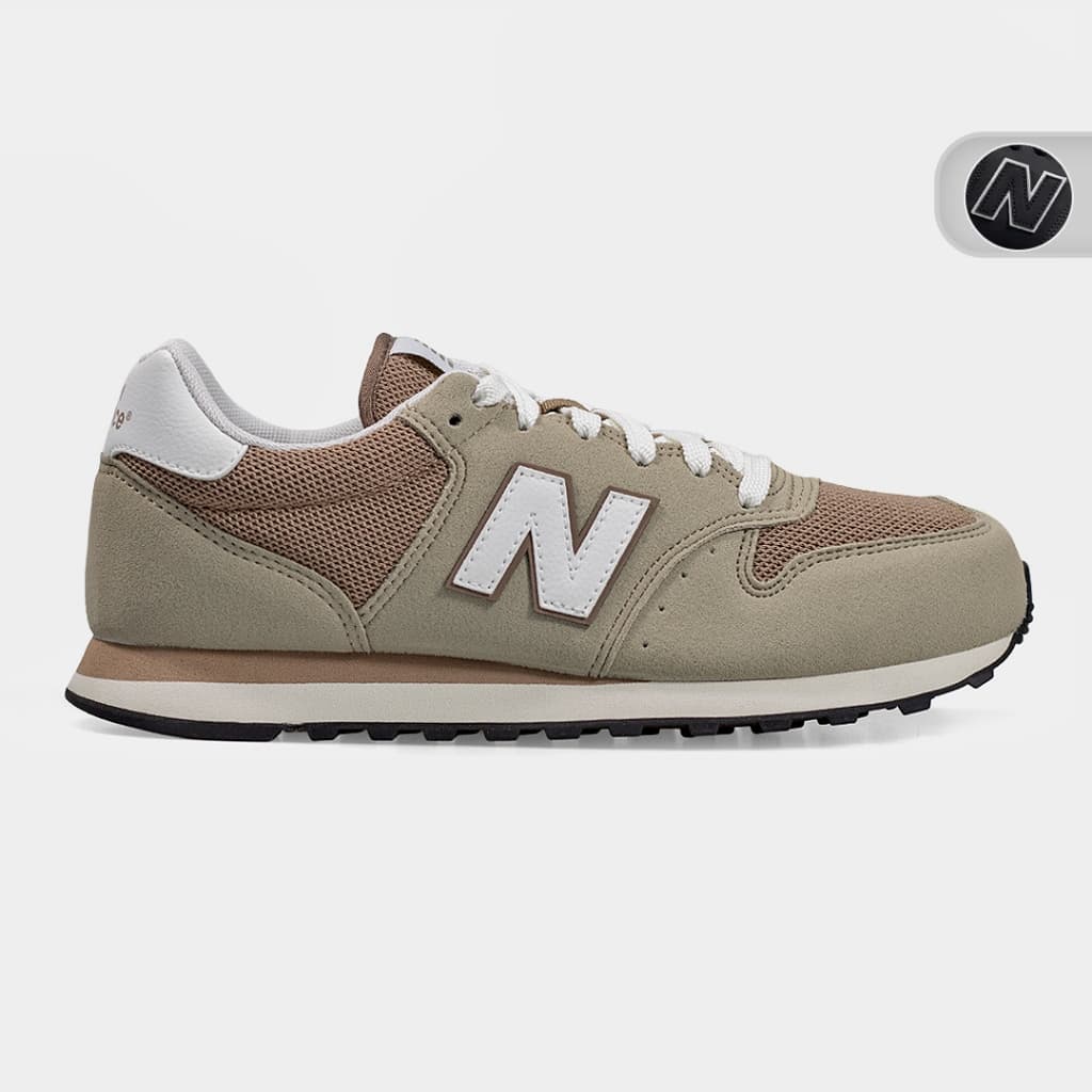Tênis New Balance GM500 V2 masculino, cor bege com detalhes brancos e marrom.