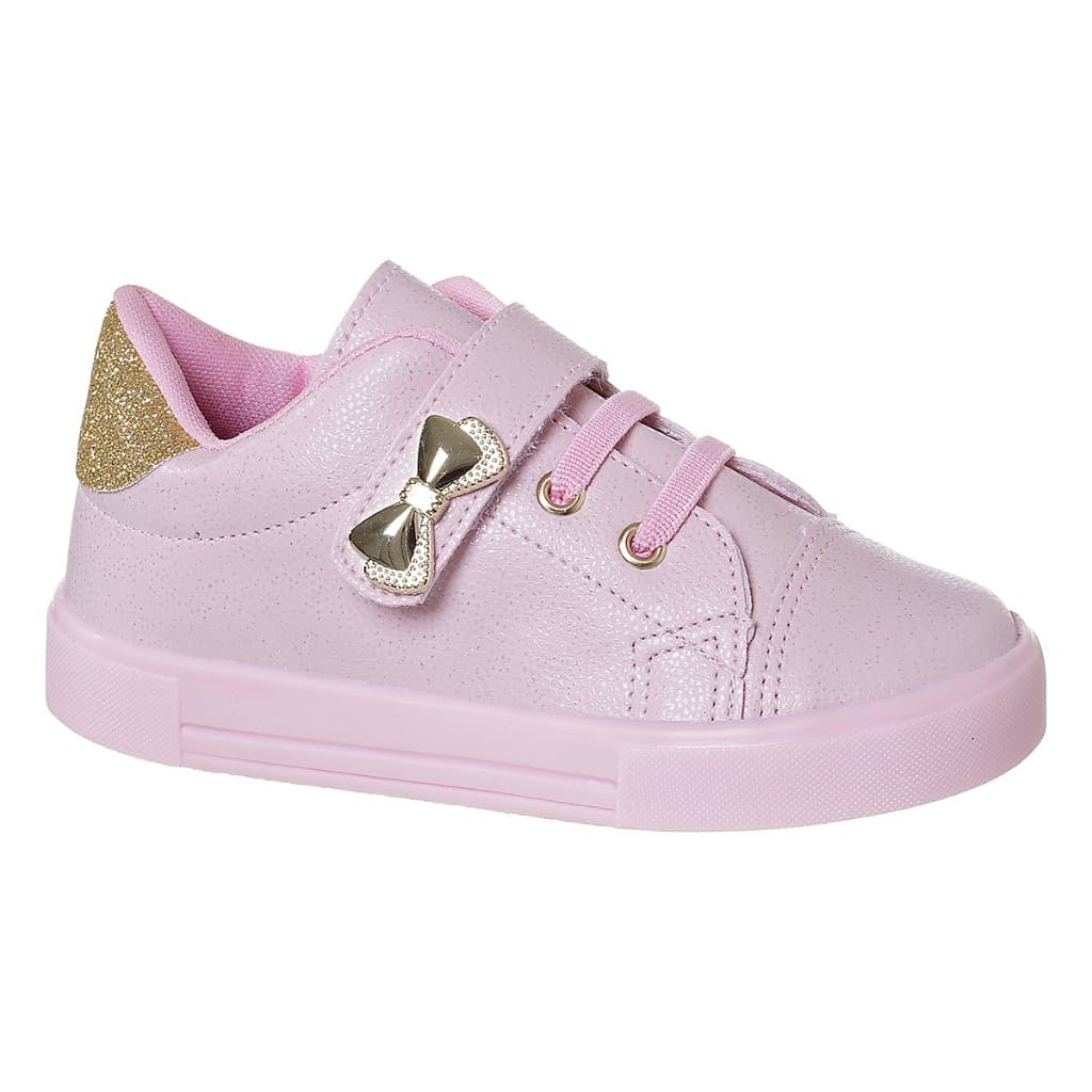 Tênis infantil rosa com laço dourado, couro sintético e sola rosa, isolado em fundo branco.