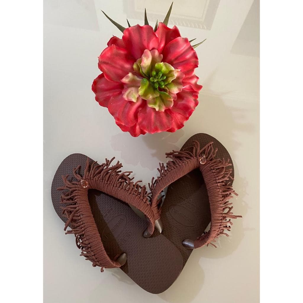 Chinelos Havaianas personalizados com franjas marrons e flor vermelha decorativa