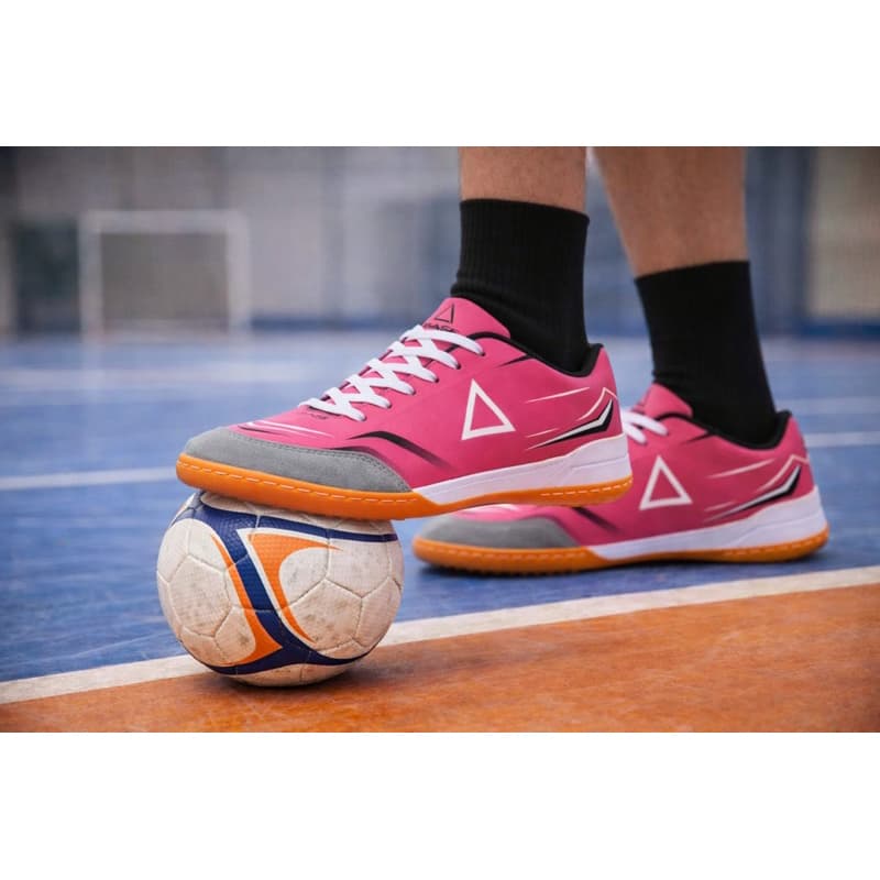 Chuteira futsal costurada rosa a escolha perfeita para jogar com uma chuteira com qualidade.