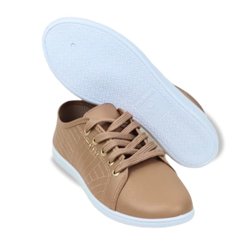 Tênis feminino casual slip on bege com detalhes dourados