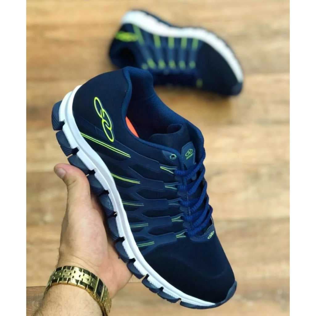 Tênis esportivo azul e branco com detalhes verdes e amarelo