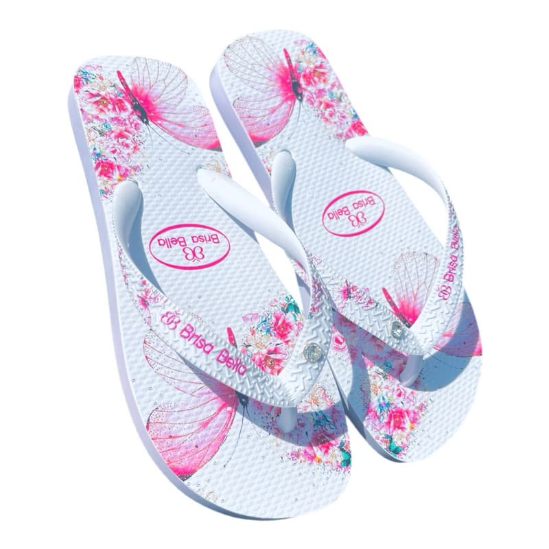 Chinelos femininos brancos com estampa de borboletas e texto Bella Brasil