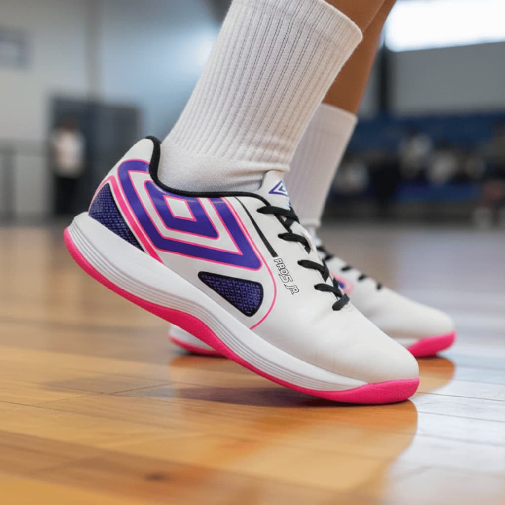 Chuteira Futsal Infantil Umbro Pro 5 JR com design gráfico em azul e rosa