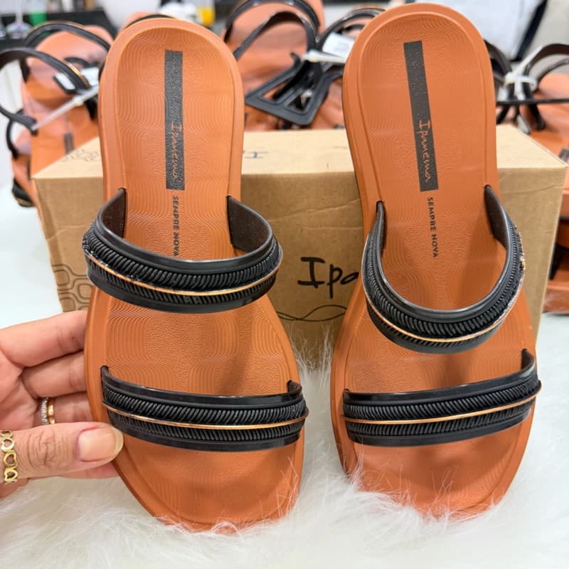 Sandálias Ipanema Glow Slide Feminino, marrom com detalhes pretos e dourados, confortáveis e estilosas.