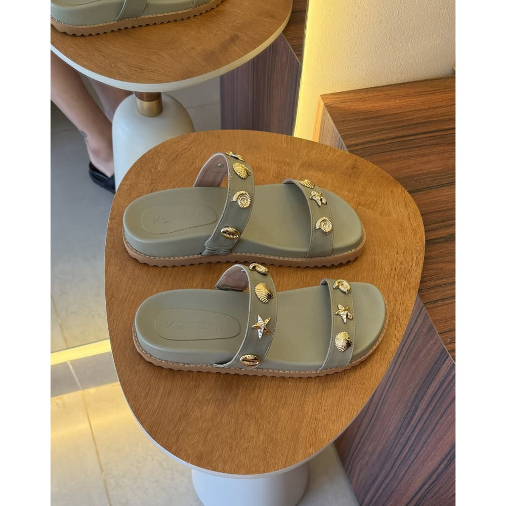 Papete Verde Oliva Feminina com Detalhes Dourados sandália papete, papete confortável, papete casual, papete moderna