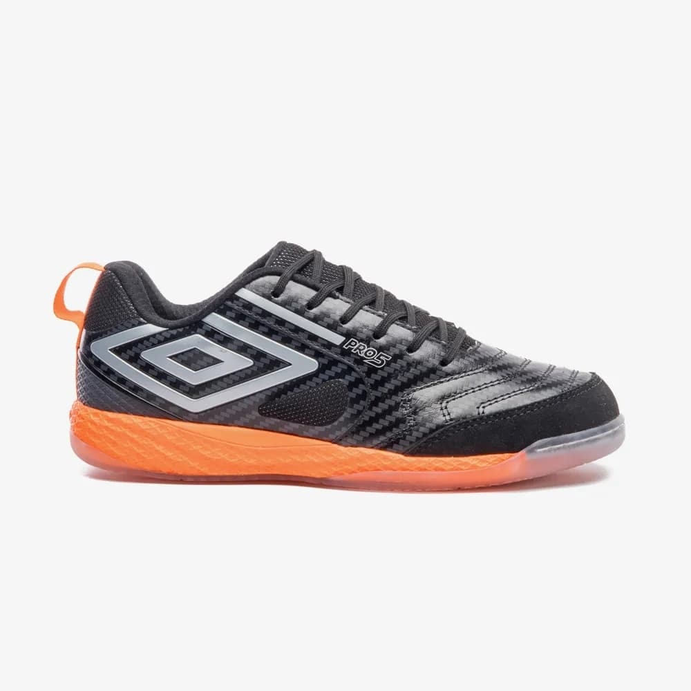 Chuteira de Futsal Masculina Umbro Pro 5, preto e cinza com sola laranja